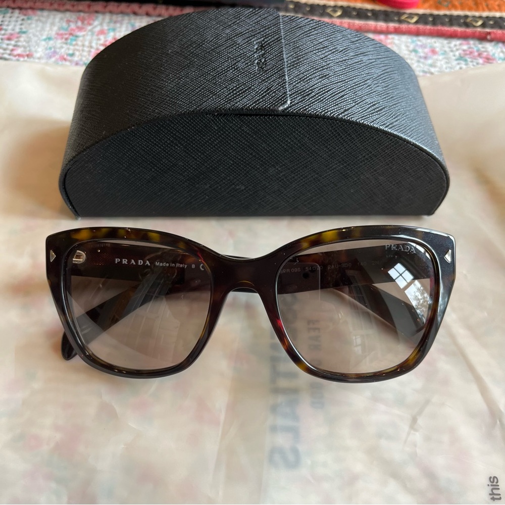 Never worn prada sunglasses . Beautiful brown frame. Comes with box.
